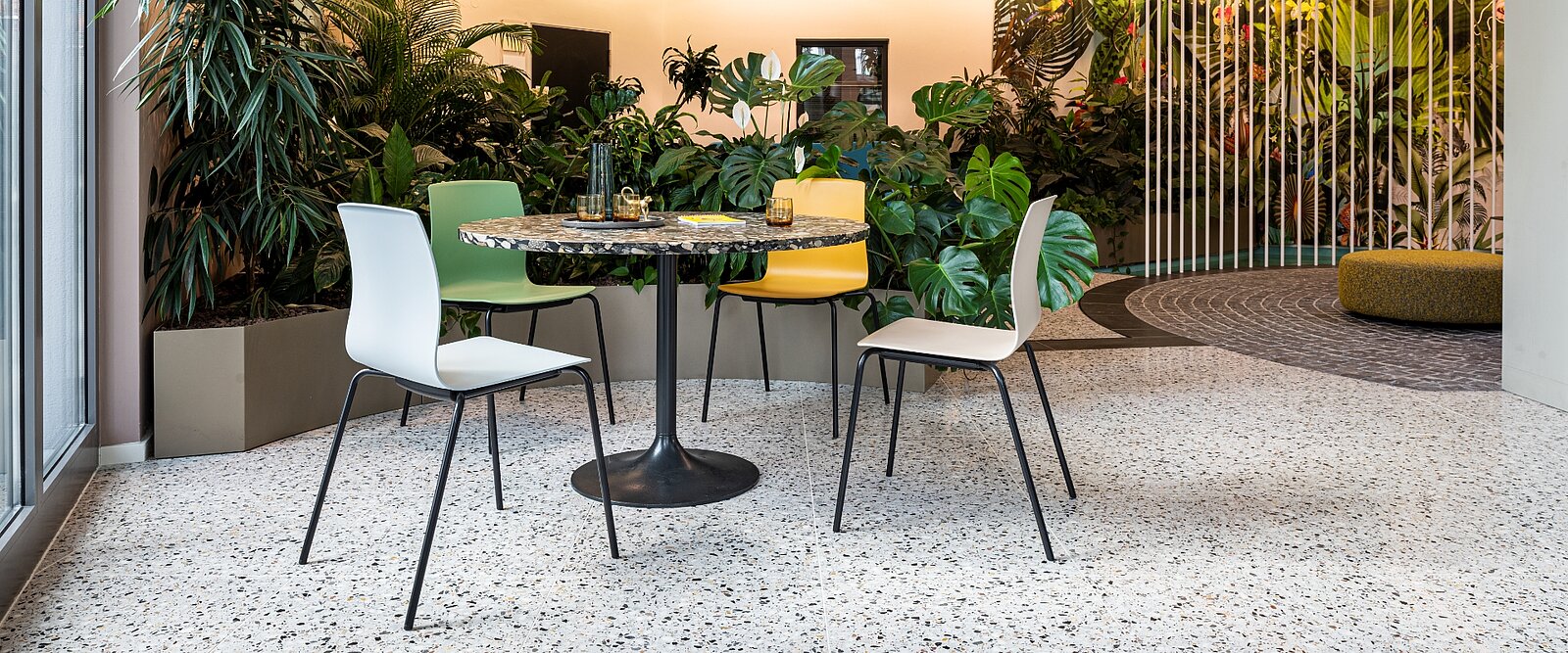 En los comedores y las zonas centrales, Fiore demuestra su versatilidad y aporta una grata variedad.