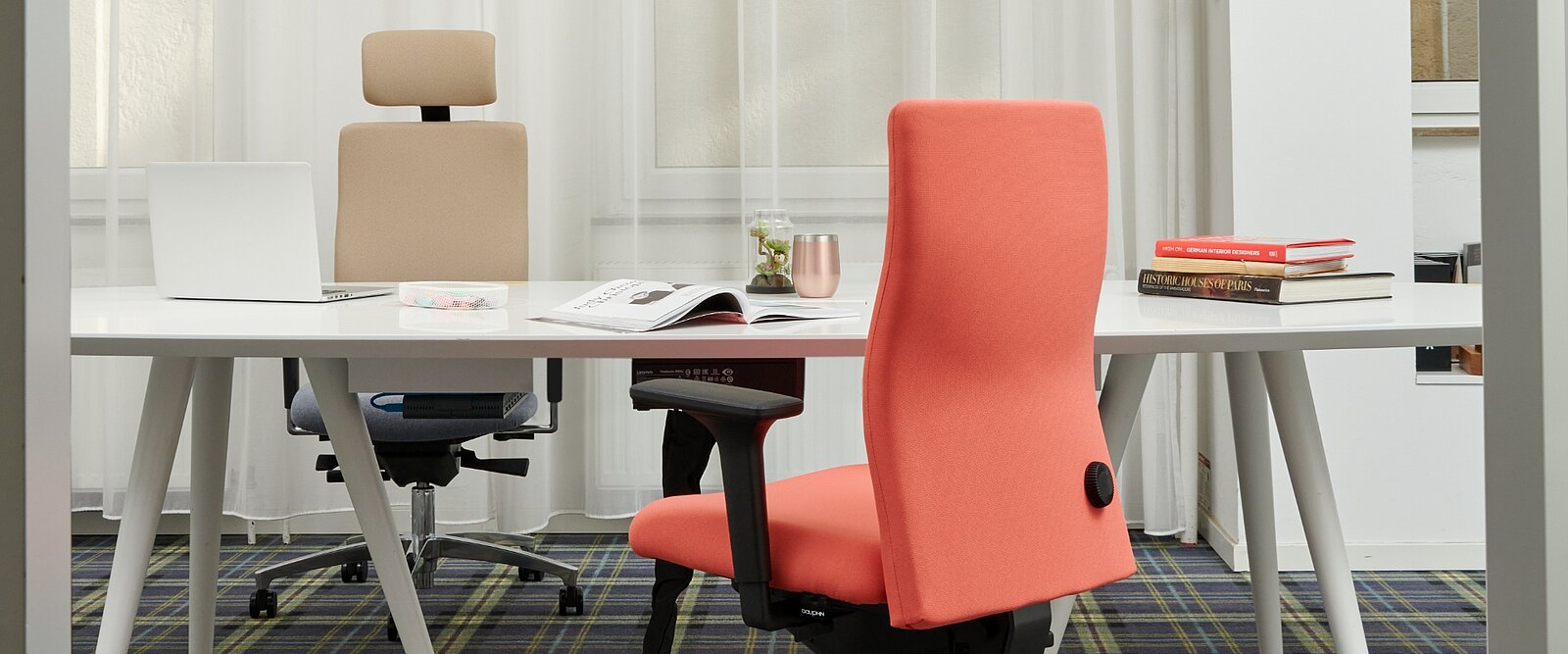Las sillas giratorias Shape economy2 comfort con respaldo totalmente tapizado presentan un contorno anatómico del respaldo para un apoyo óptimo al trabajar.