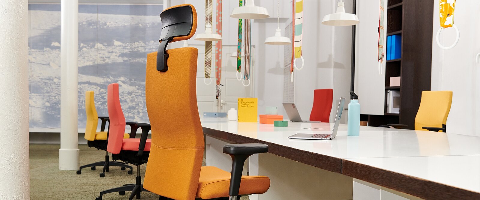 Las atractivas sillas giratorias totalmente acolchadas proporcionan la base adecuada para afrontar con energía el trabajo diario. (Shape XE)