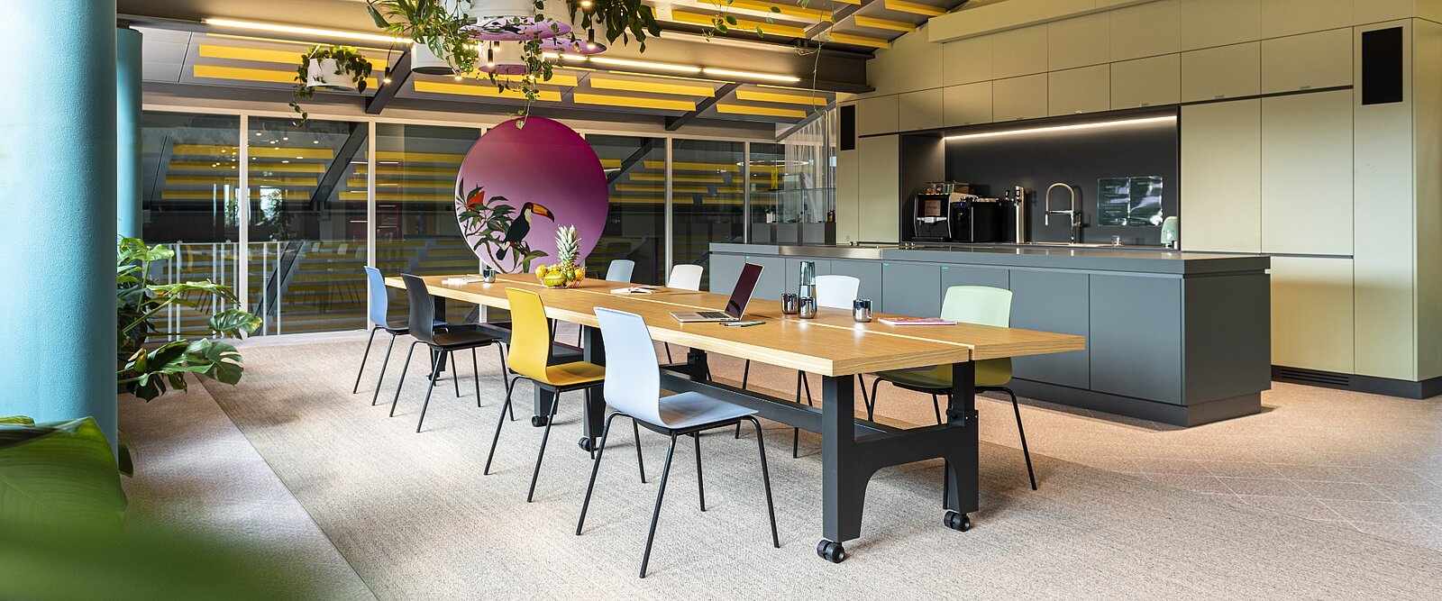 Convierta su oficina en un reflejo de la creatividad: Las salas de reuniones pueden diseñarse individualmente con Fiore.