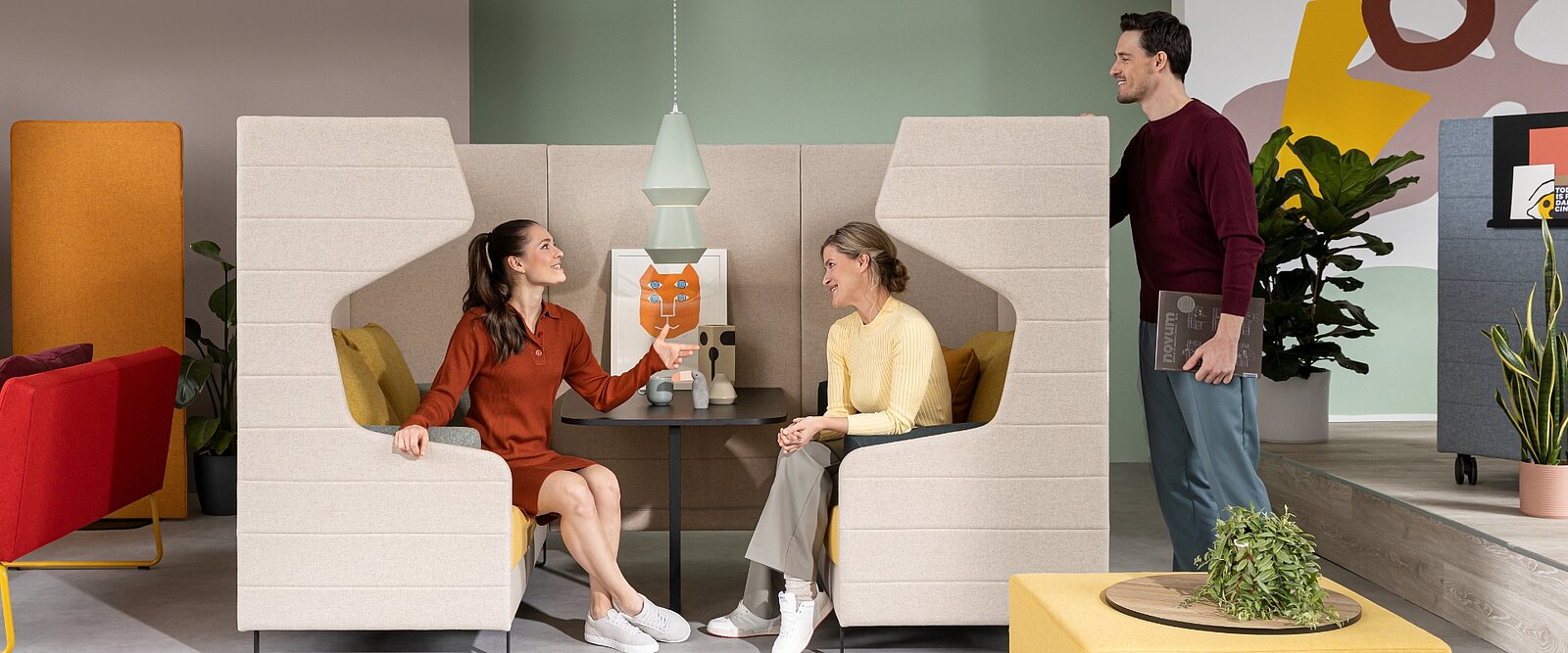 Atelier combined como configuración en U: su punto de comunicación en la oficina. 